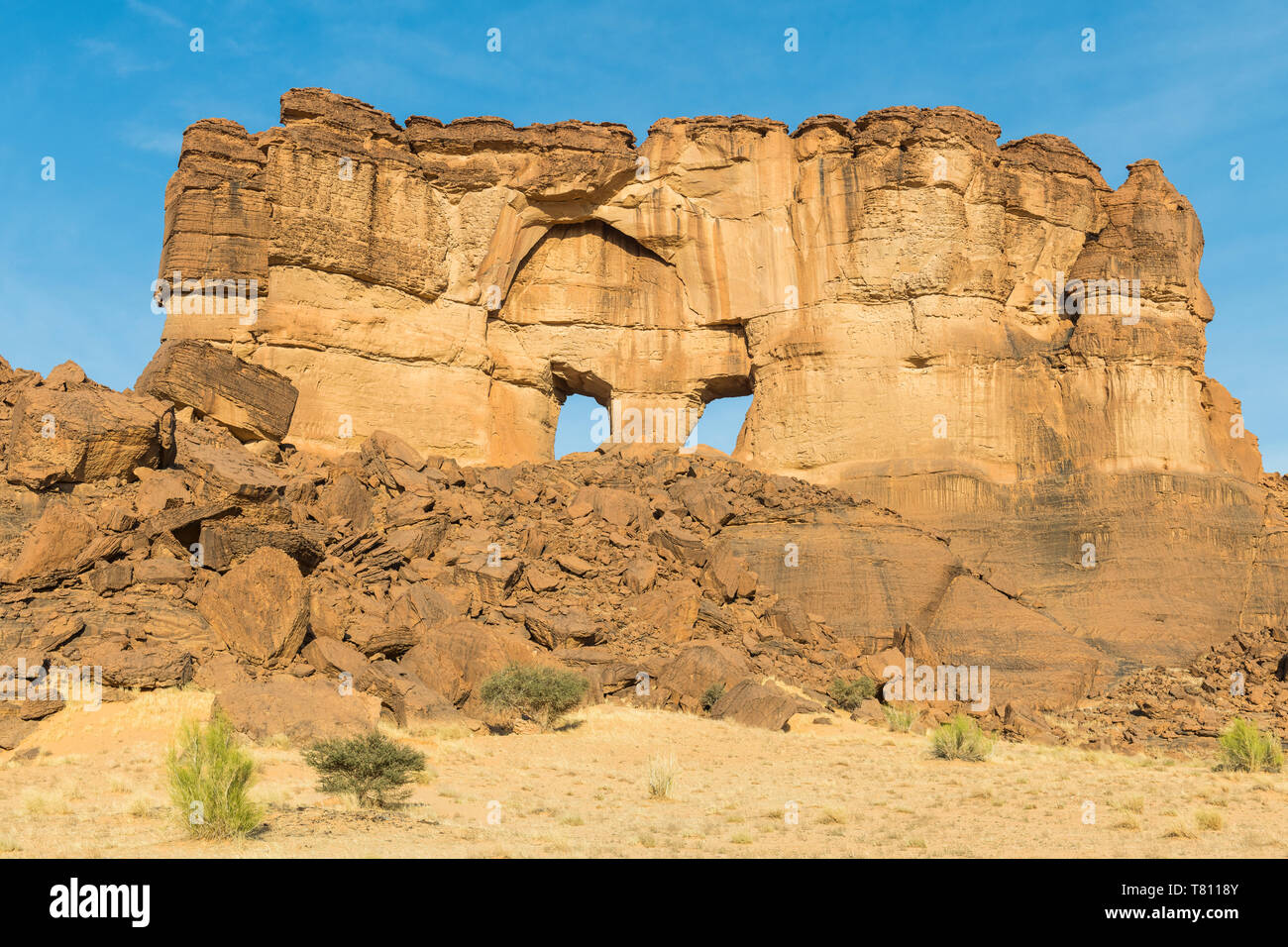 La finestra arco di roccia sul Plateau Ennedi, Sito Patrimonio Mondiale dell'UNESCO, la regione di Ennedi, Ciad, Africa Foto Stock