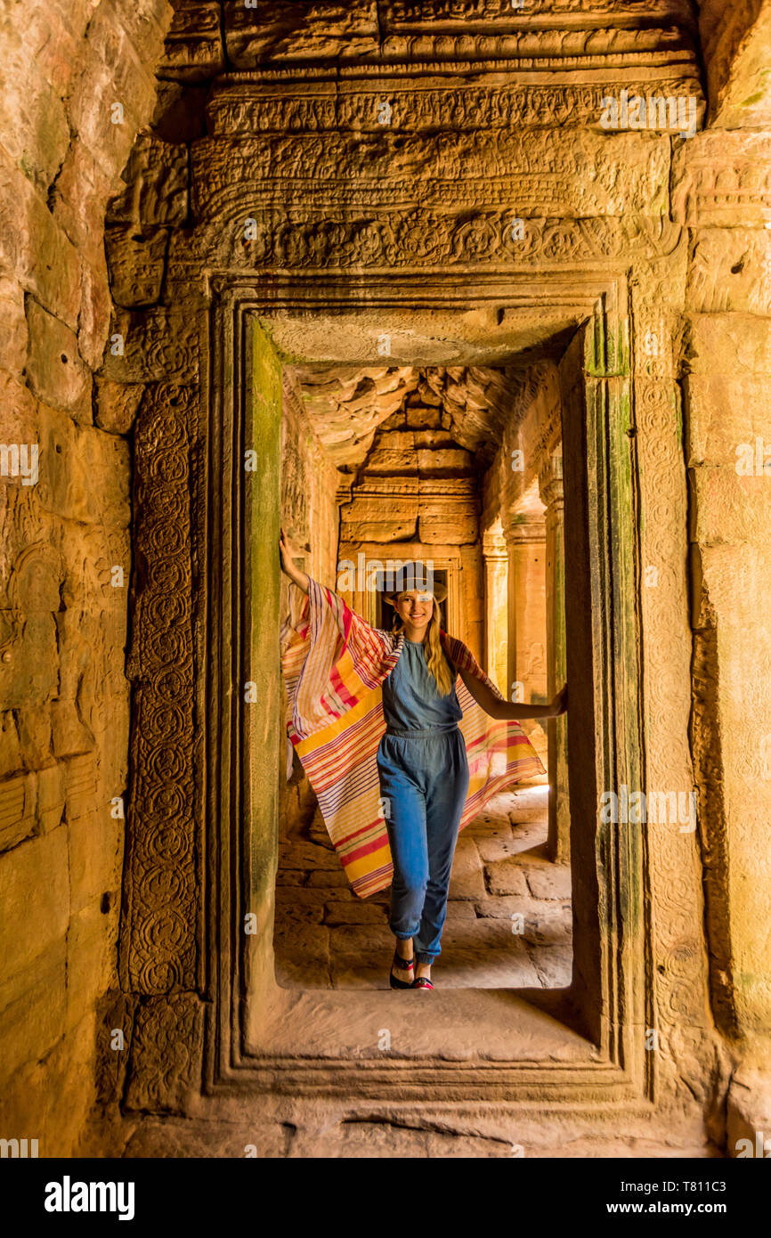 Turista a Angkor Wat, Angkor, Sito Patrimonio Mondiale dell'UNESCO, Siem Reap, Cambogia, Indocina, Asia sud-orientale, Asia Foto Stock