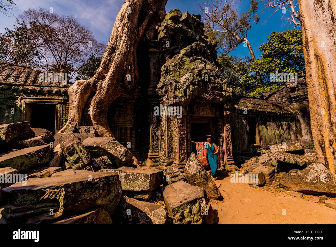 Donna americana turistico a Angkor Wat, templi di Angkor, Sito Patrimonio Mondiale dell'UNESCO, Siem Reap, Cambogia, Indocina, Asia sud-orientale, Asia Foto Stock