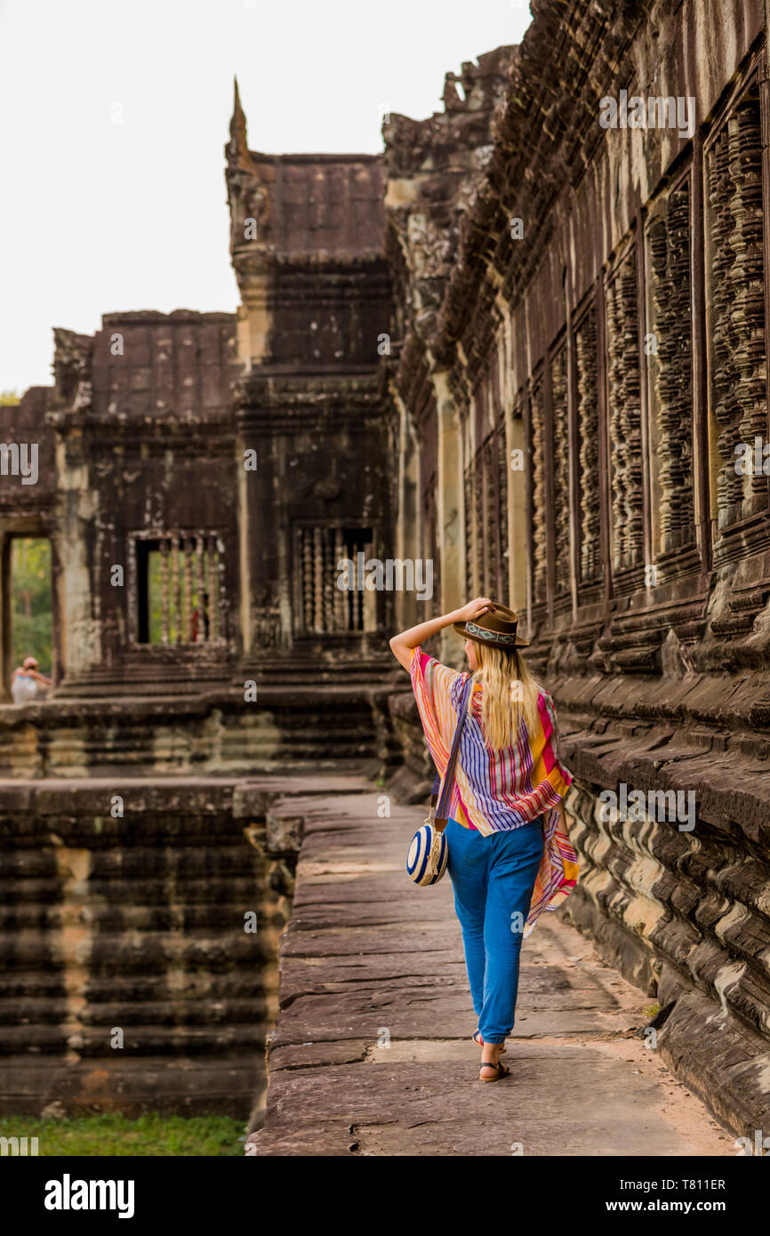 Turista a Angkor Wat, Angkor, Sito Patrimonio Mondiale dell'UNESCO, Siem Reap, Cambogia, Indocina, Asia sud-orientale, Asia Foto Stock
