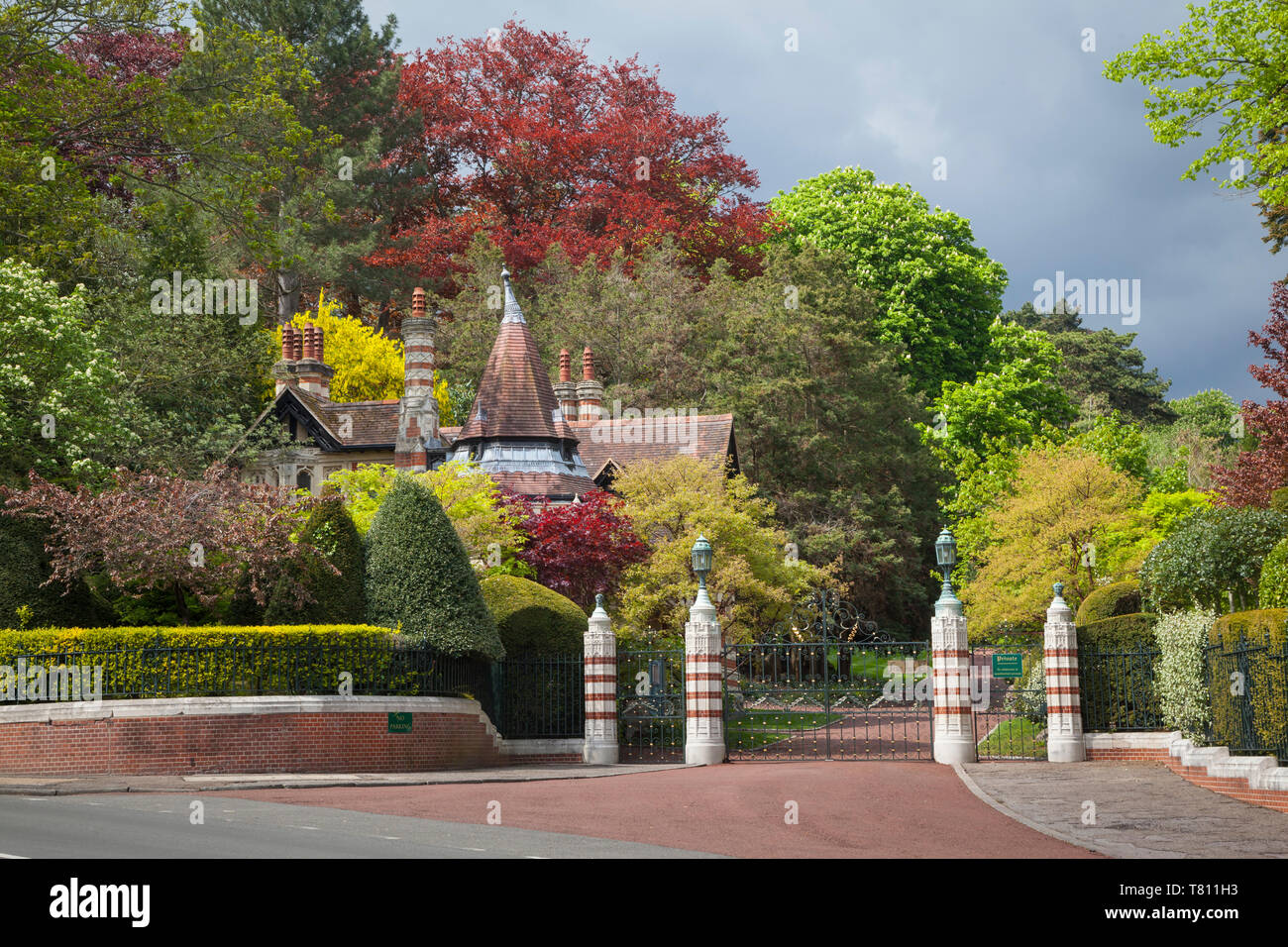 I cancelli di ingresso e lodge a frate Park, ex casa del compianto George Harrison dei Beatles. Foto Stock