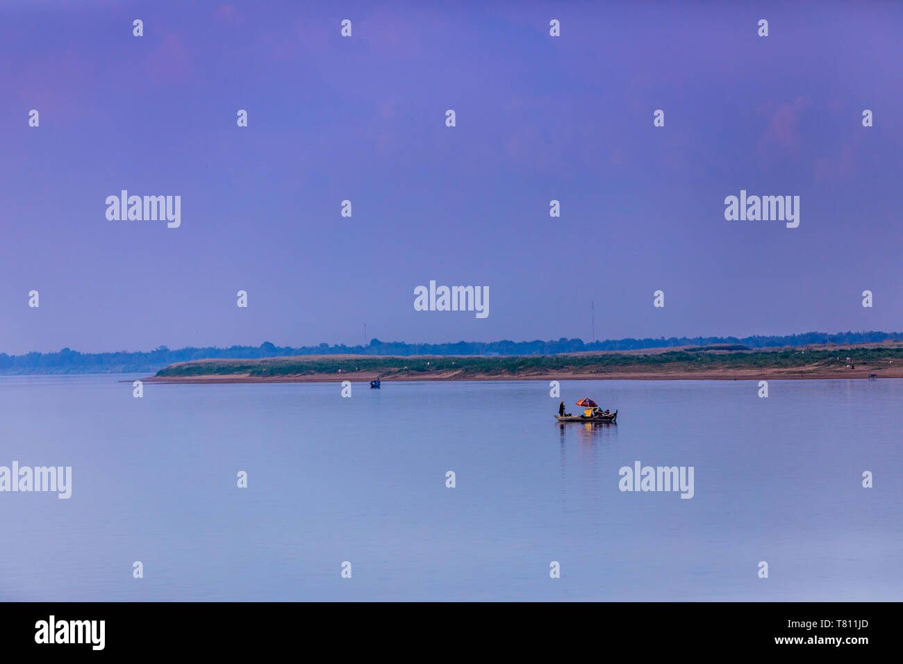 La vita lungo il fiume Mekong dal Mekong Princess al crepuscolo, Cambogia, Indocina, Asia sud-orientale, Asia Foto Stock