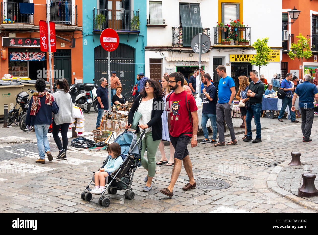 Gli acquirenti Causual camminando sulla Calle Feria mercato delle pulci Foto Stock