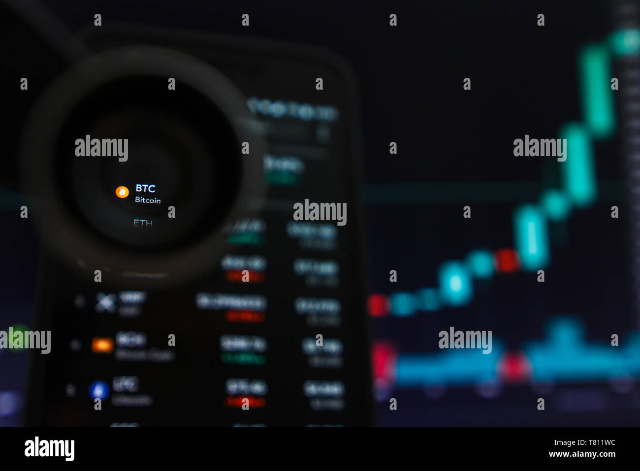 SAN FRANCISCO, STATI UNITI - 9 Maggio 2019: un grafico di tendenza crescente della BTC Bitcoin Cryptocurrency. L'illustrazione delle candele verde bar di tendenza di sollevamento, San Fr Foto Stock