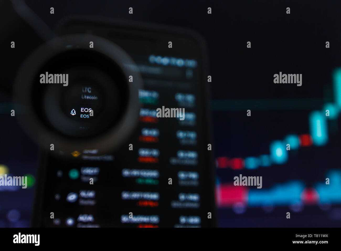 SAN FRANCISCO, STATI UNITI - 9 Maggio 2019: un grafico di tendenza crescente della EOS Cryptocurrency. L'illustrazione delle candele verde bar di tendenza di sollevamento, San Francisco, Foto Stock