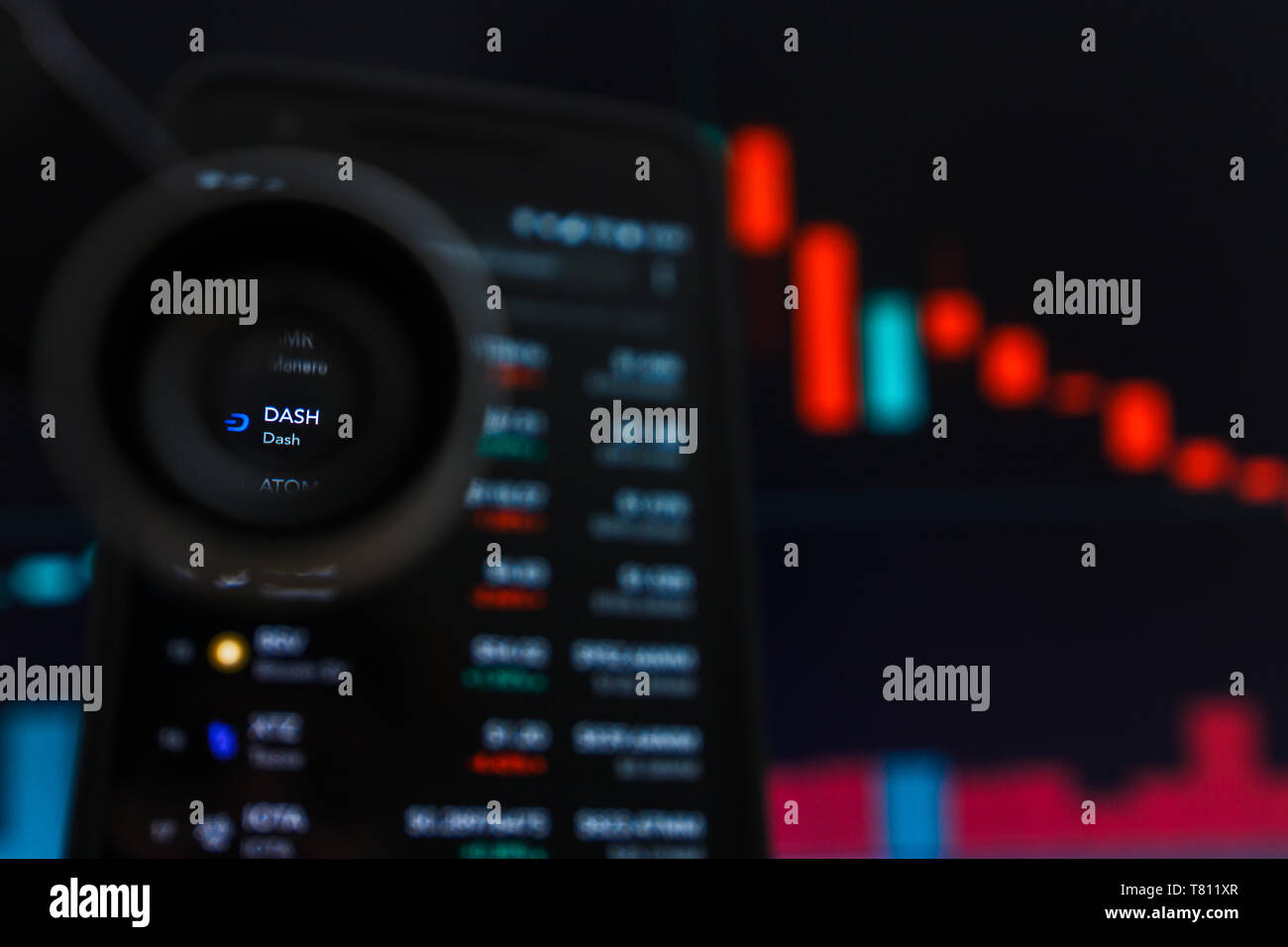 SAN FRANCISCO, STATI UNITI - 9 Maggio 2019: un grafico di trend decrescente di Dash Cryptocurrency. L'illustrazione delle candele rosse Bar cadendo tendenza, San Franci Foto Stock