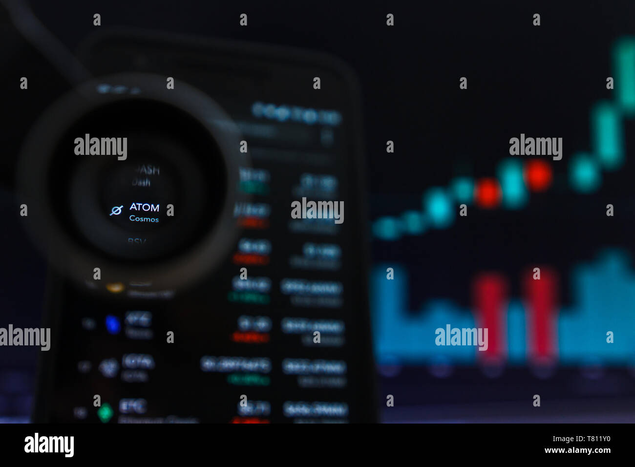 SAN FRANCISCO, STATI UNITI - 9 Maggio 2019: un grafico di tendenza crescente di atomo Cosmo Cryptocurrency. L'illustrazione delle candele verde bar di tendenza di sollevamento, San Fr Foto Stock
