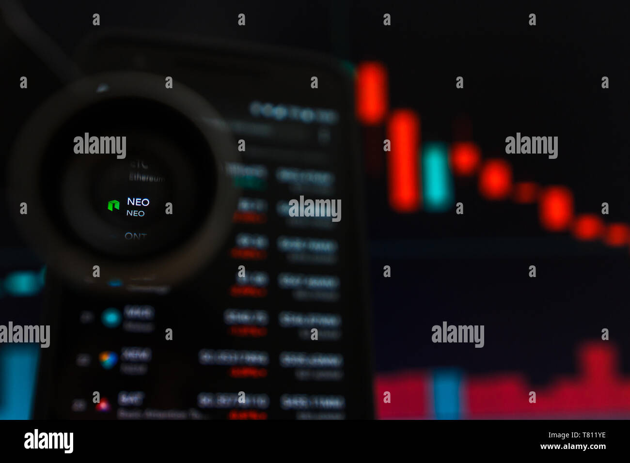 SAN FRANCISCO, STATI UNITI - 9 Maggio 2019: un grafico di tendenza alla diminuzione dei NEO Cryptocurrency. L'illustrazione delle candele rosse Bar cadendo tendenza, San Francesco Foto Stock