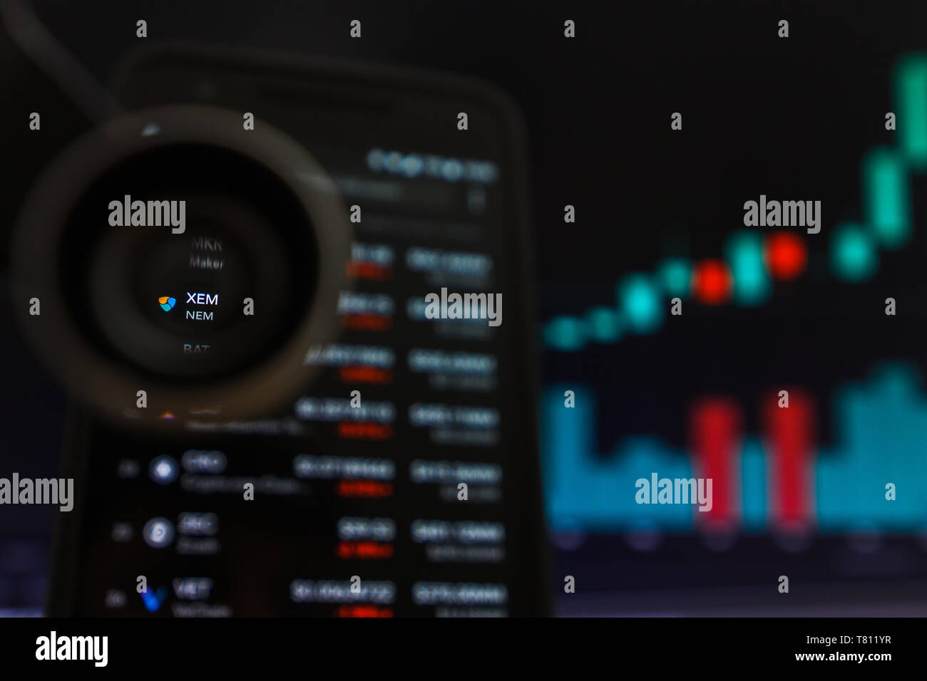 SAN FRANCISCO, STATI UNITI - 9 Maggio 2019: un grafico di tendenza crescente di XEM NEM Cryptocurrency. L'illustrazione delle candele verde bar di tendenza di sollevamento, San Franci Foto Stock