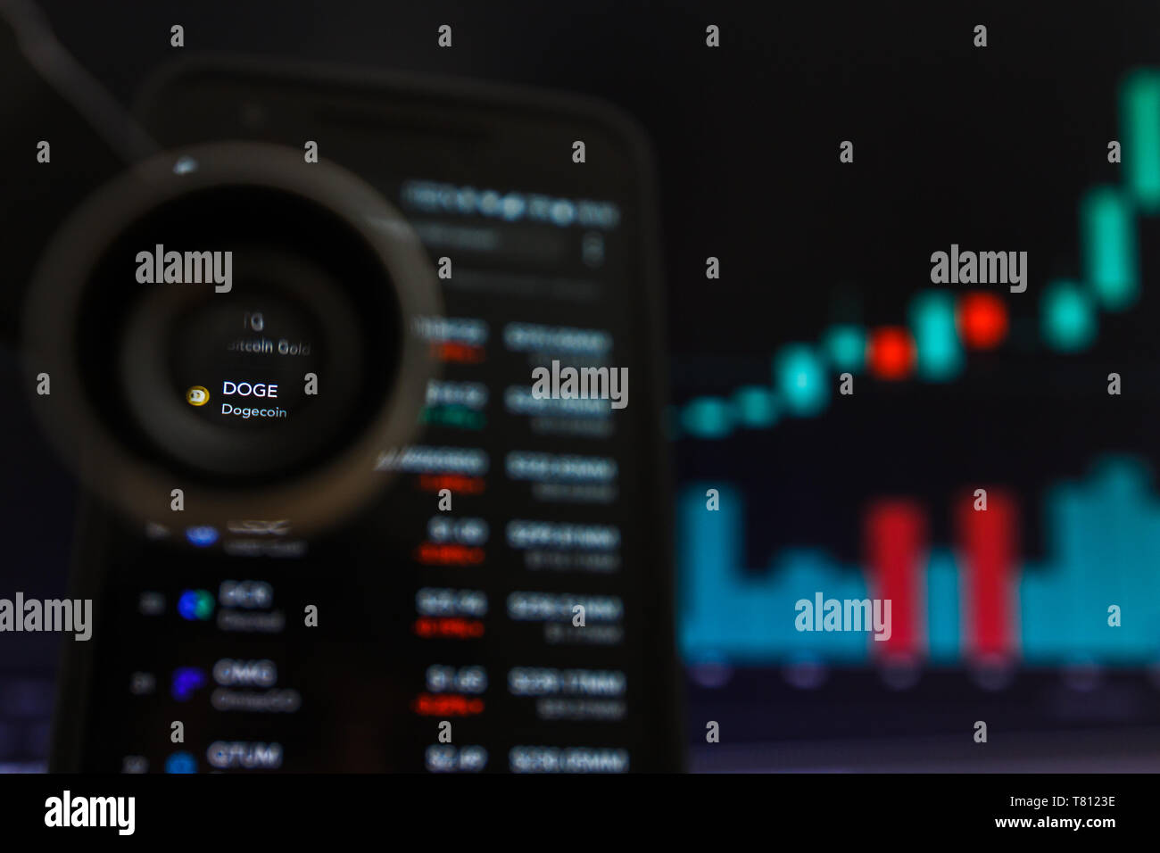 SAN FRANCISCO, STATI UNITI - 9 Maggio 2019: un grafico di andamento crescente del doge Dogecoin Cryptocurrency. L'illustrazione delle candele verde bar di tendenza di sollevamento, San Foto Stock