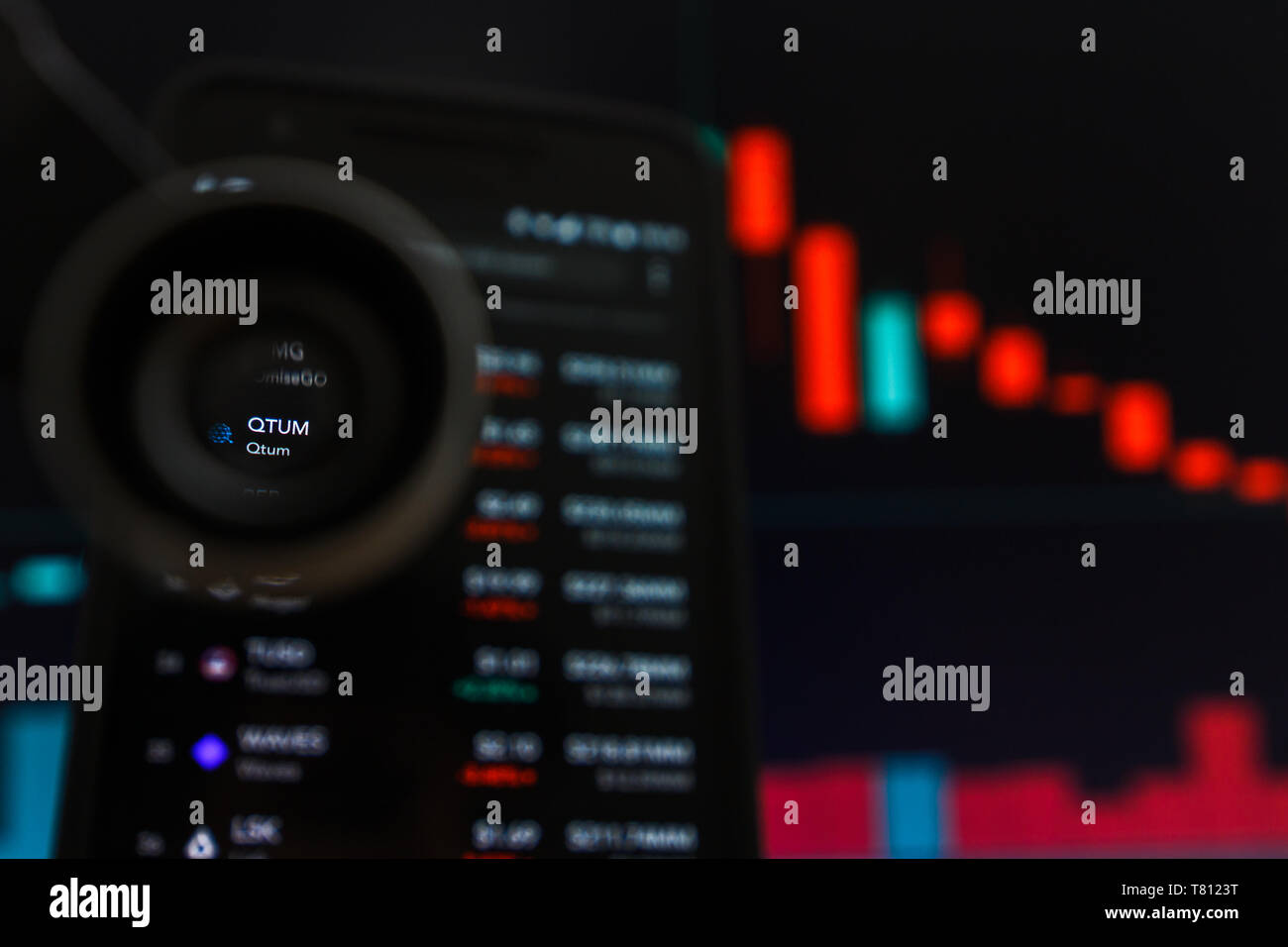 SAN FRANCISCO, STATI UNITI - 9 Maggio 2019: un grafico di trend decrescente di Qtum Cryptocurrency. L'illustrazione delle candele rosse Bar cadendo tendenza, San Franci Foto Stock