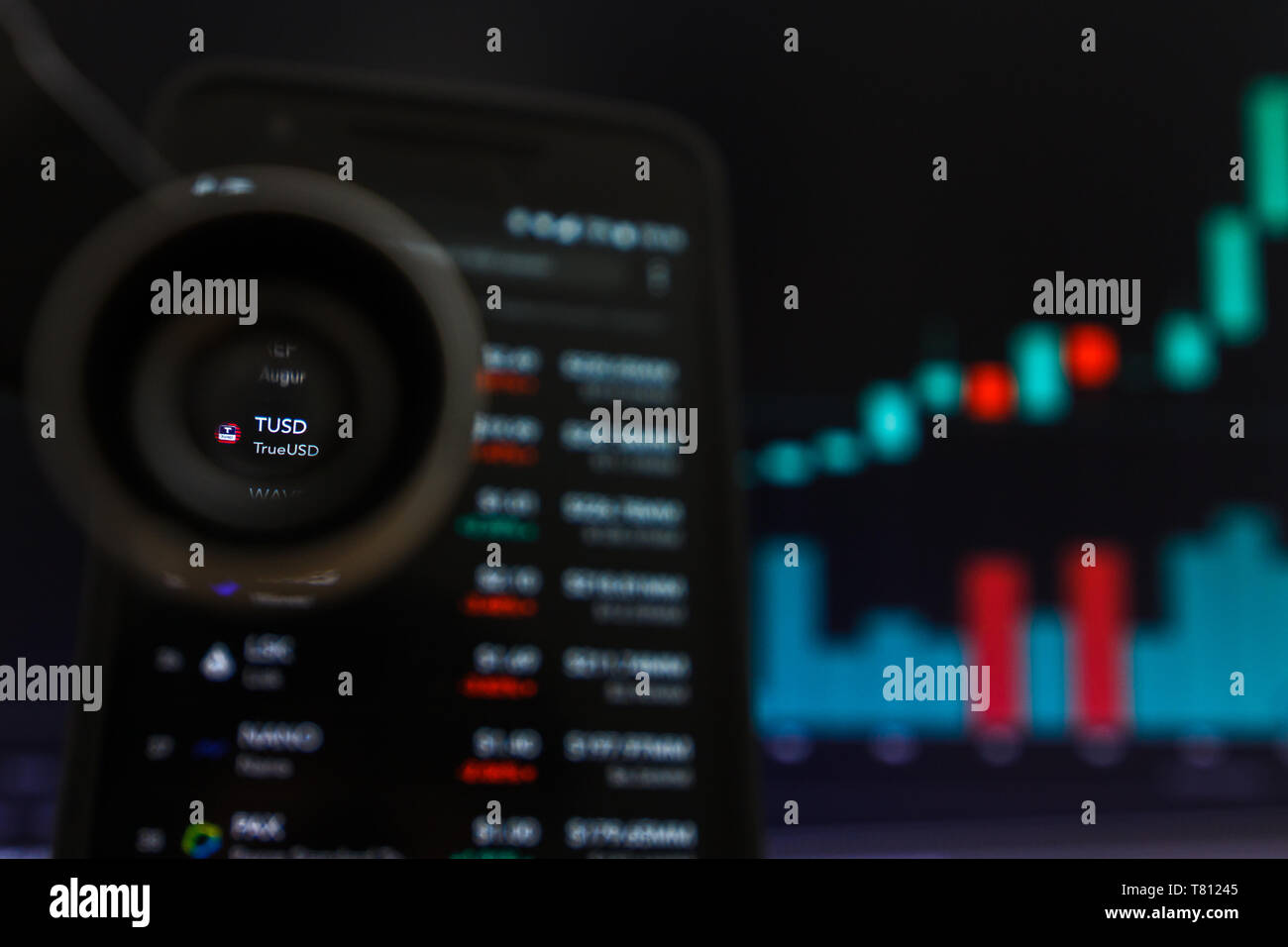 SAN FRANCISCO, STATI UNITI - 9 Maggio 2019: un grafico di tendenza crescente di TUSD TrueUSD Cryptocurrency. L'illustrazione delle candele verde bar di tendenza di sollevamento, San F Foto Stock