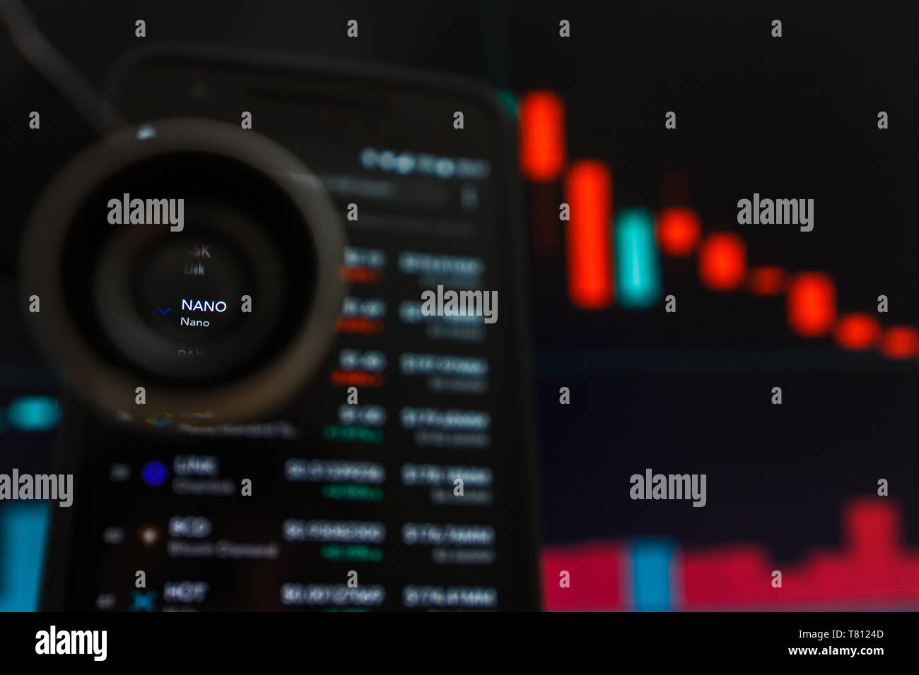 SAN FRANCISCO, STATI UNITI - 9 Maggio 2019: un grafico di trend decrescente di Nano Cryptocurrency. L'illustrazione delle candele rosse Bar cadendo tendenza, San Franci Foto Stock