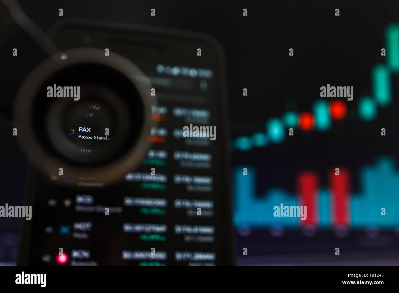 SAN FRANCISCO, STATI UNITI - 9 Maggio 2019: un grafico di tendenza crescente di Paxos Token Standard PAX Cryptocurrency. L'illustrazione delle candele verde Bar sollevamento Foto Stock