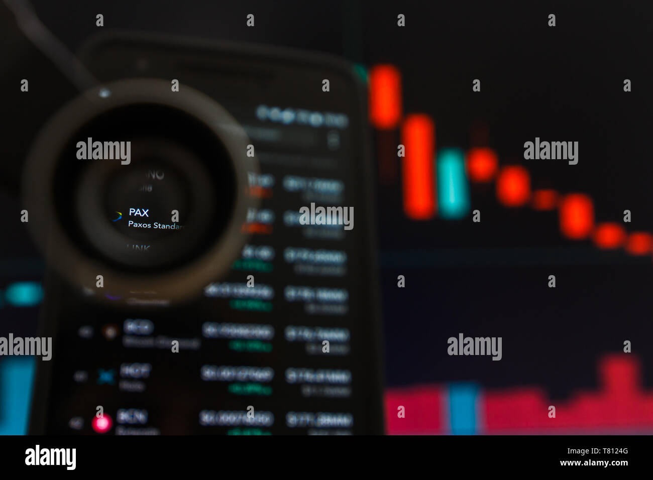 SAN FRANCISCO, STATI UNITI - 9 Maggio 2019: un grafico di trend decrescente di Paxos Token Standard PAX Cryptocurrency. L'illustrazione delle candele rosse Bar caduta di fare Foto Stock