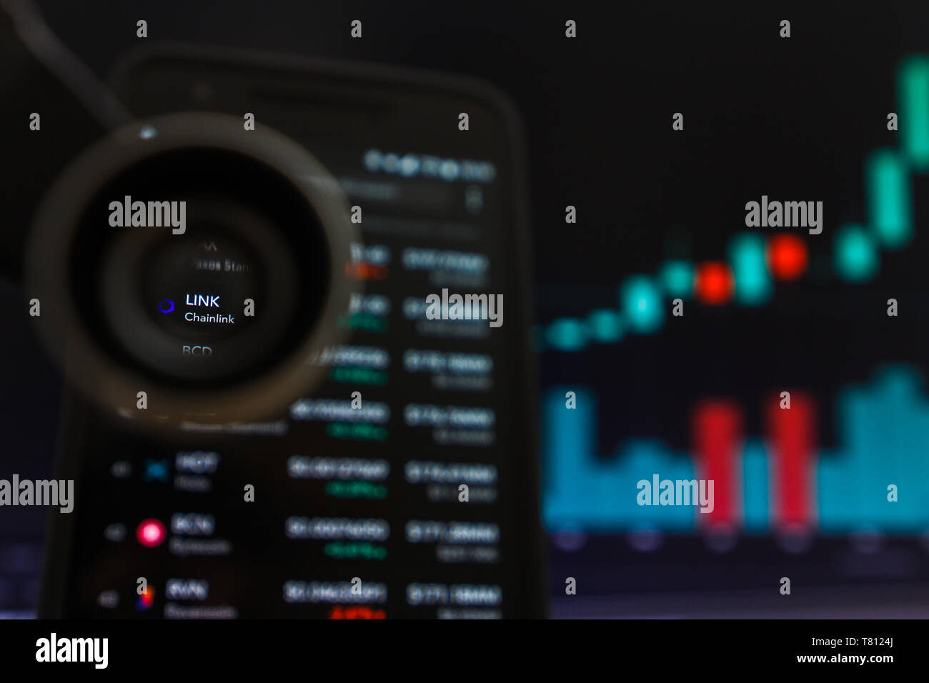 SAN FRANCISCO, STATI UNITI - 9 Maggio 2019: un grafico di tendenza crescente dei link opaco Cryptocurrency. L'illustrazione delle candele verde bar di tendenza di sollevamento, San Foto Stock