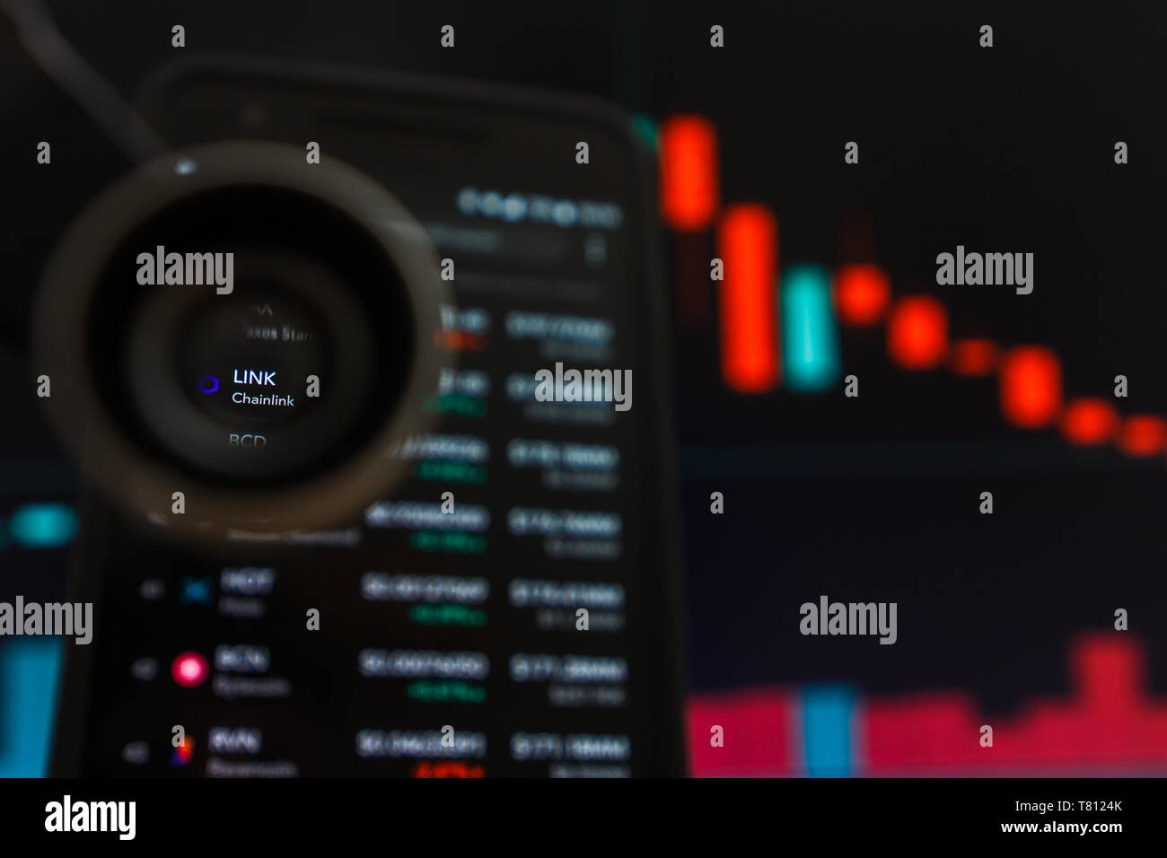 SAN FRANCISCO, STATI UNITI - 9 Maggio 2019: un grafico di tendenza alla diminuzione dei link opaco Cryptocurrency. L'illustrazione delle candele rosse Bar caduta di tendenza verso il basso, Foto Stock