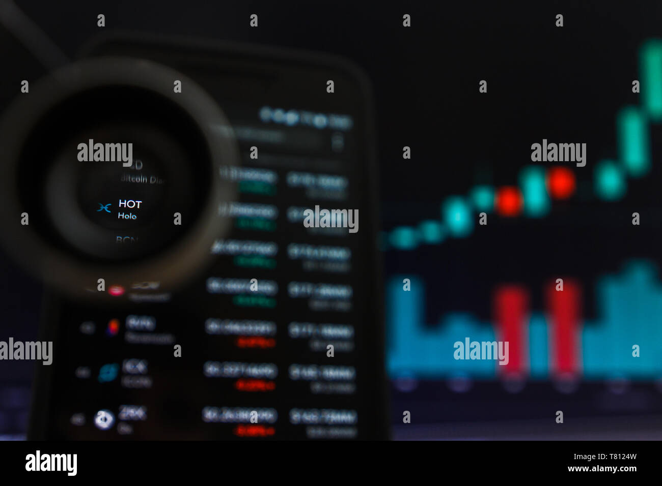 SAN FRANCISCO, STATI UNITI - 9 Maggio 2019: un grafico di tendenza crescente di HOT Holo Cryptocurrency. L'illustrazione delle candele verde bar di tendenza di sollevamento, San Franc Foto Stock