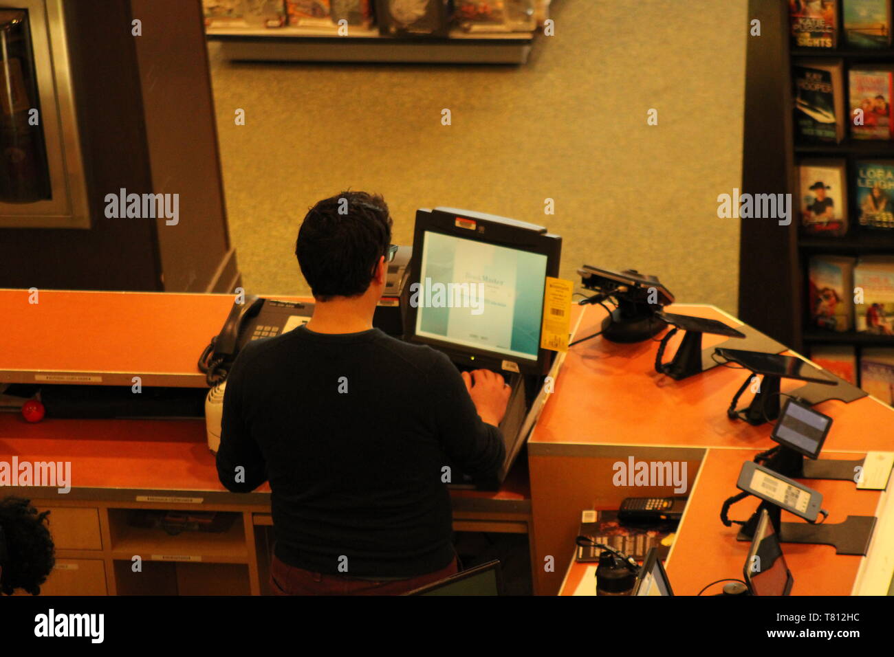 Newark, DE/USA 4/30/2019: l'uomo lavora il cliente contatore di servizio presso Barnes & Noble, Christiana Mall. Foto Stock