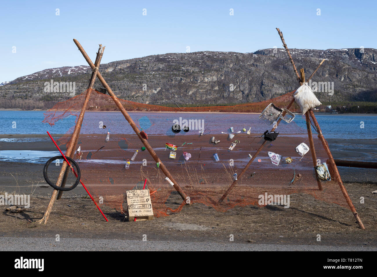 Si prega di prendere il vostro cestino con voi segno su una spiaggia locale nel nord della Norvegia. Inquinamento di plastica, problema di plastica, problema di plastica. Salva l'oceano. Foto Stock