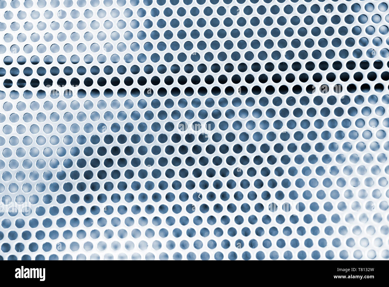 Rete metallica con fori circolari, sfondo. Foto Stock