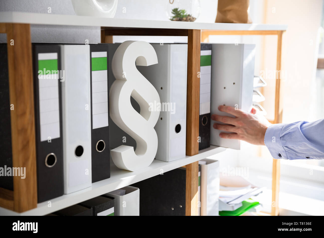Commercianti di prendere una cartella dal ripiano vicino al paragrafo segno Foto Stock