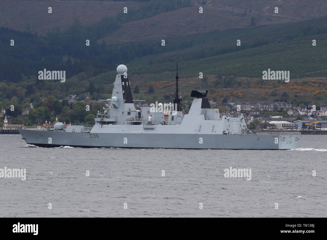 HMS Defender (D36), un audace-classe (tipo 45) distruttore azionato dalla Royal Navy, passando Gourock all'inizio di esercizio protezione formidabile 2019. Foto Stock