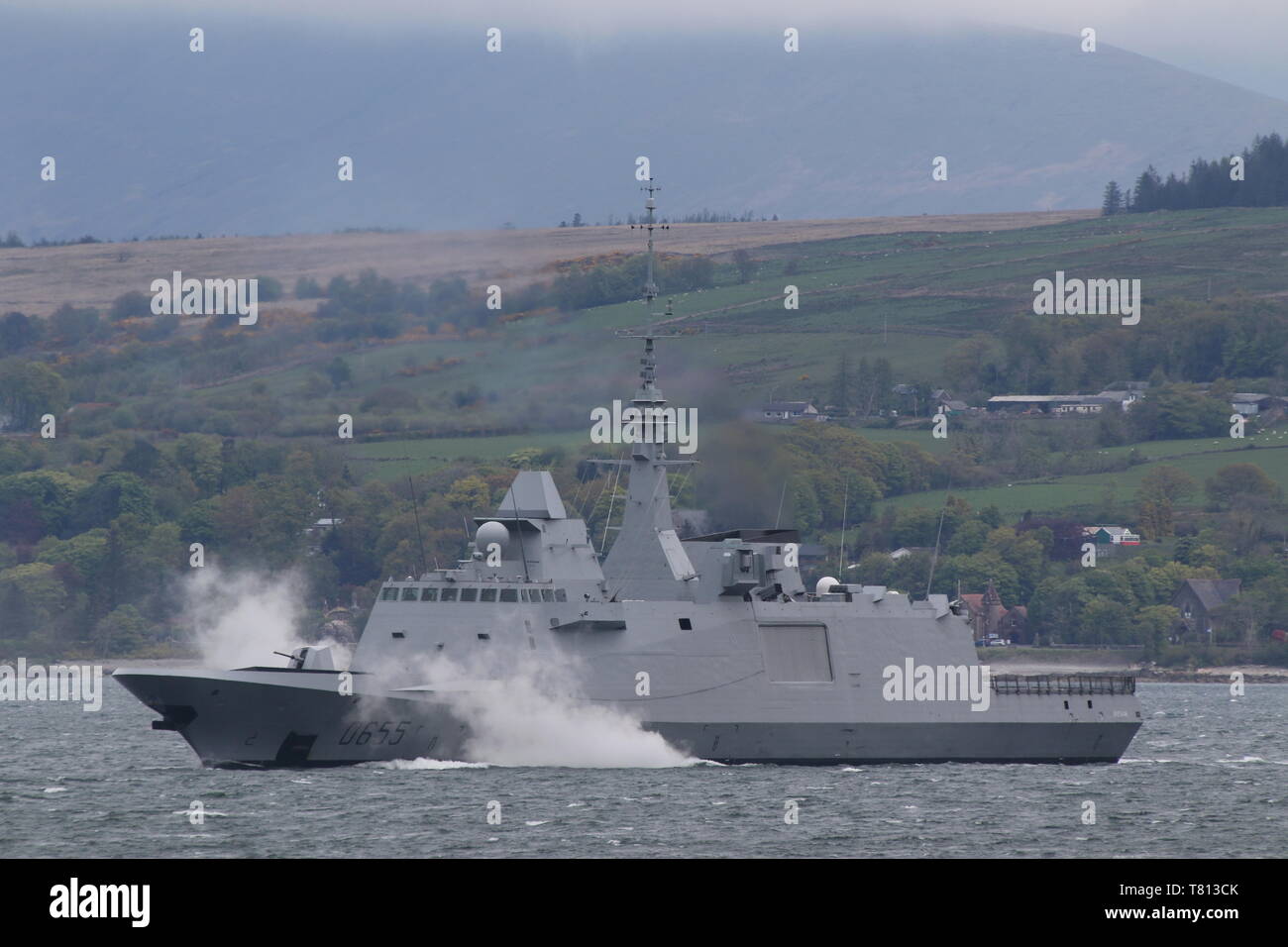 FS Bretagne (D655), un Aquitaine-classe (FREMM) frigate azionato dalla Marina Militare francese, passando Gourock all'inizio di esercizio protezione formidabile 2019. Foto Stock