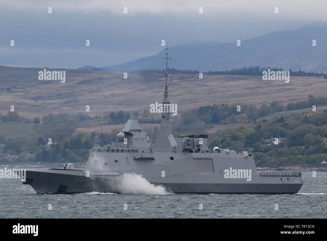 FS Bretagne (D655), un Aquitaine-classe (FREMM) frigate azionato dalla Marina Militare francese, passando Gourock all'inizio di esercizio protezione formidabile 2019. Foto Stock