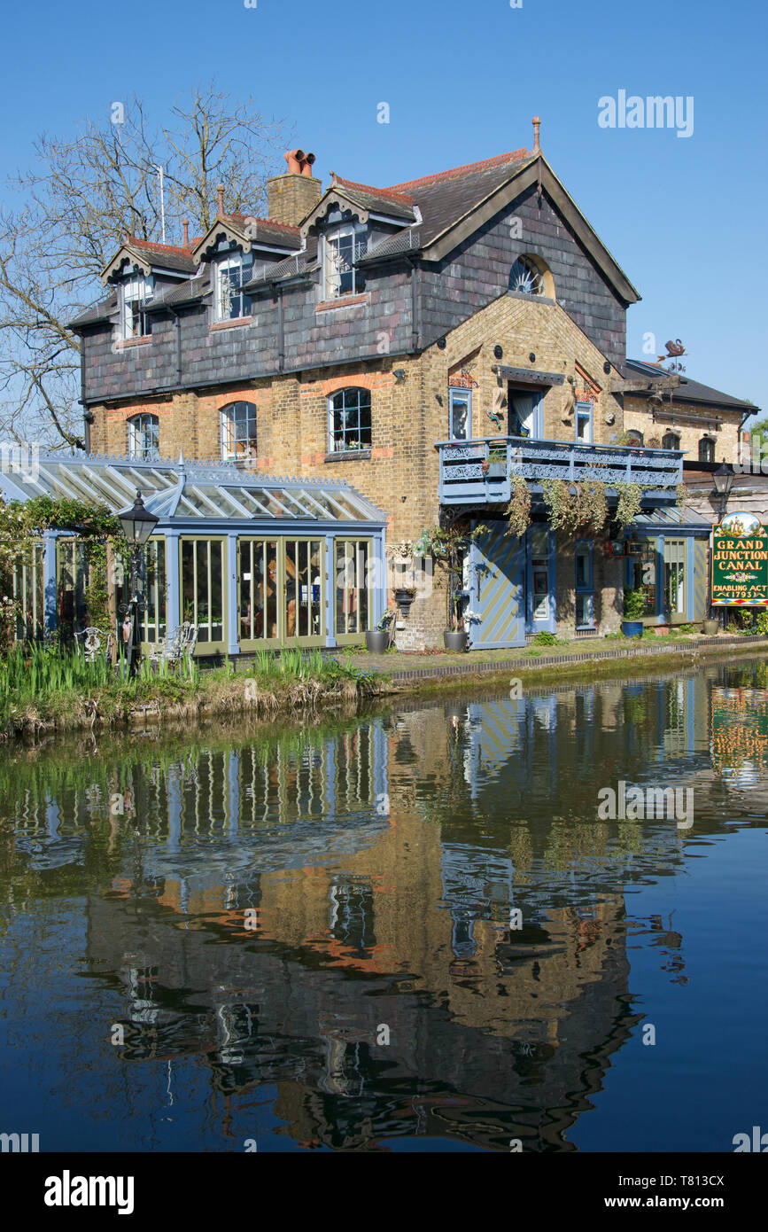 Banca Canale di Beagle house Grand Union Canal Berkhamsted Hertfordshire Inghilterra Foto Stock