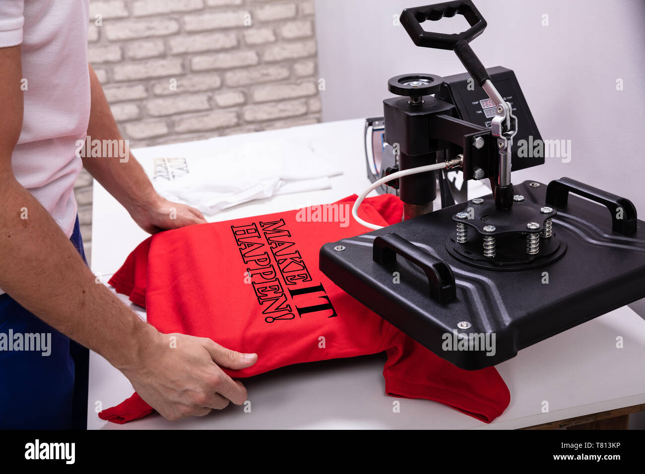 L'uomo stampa su t shirt in officina Foto Stock