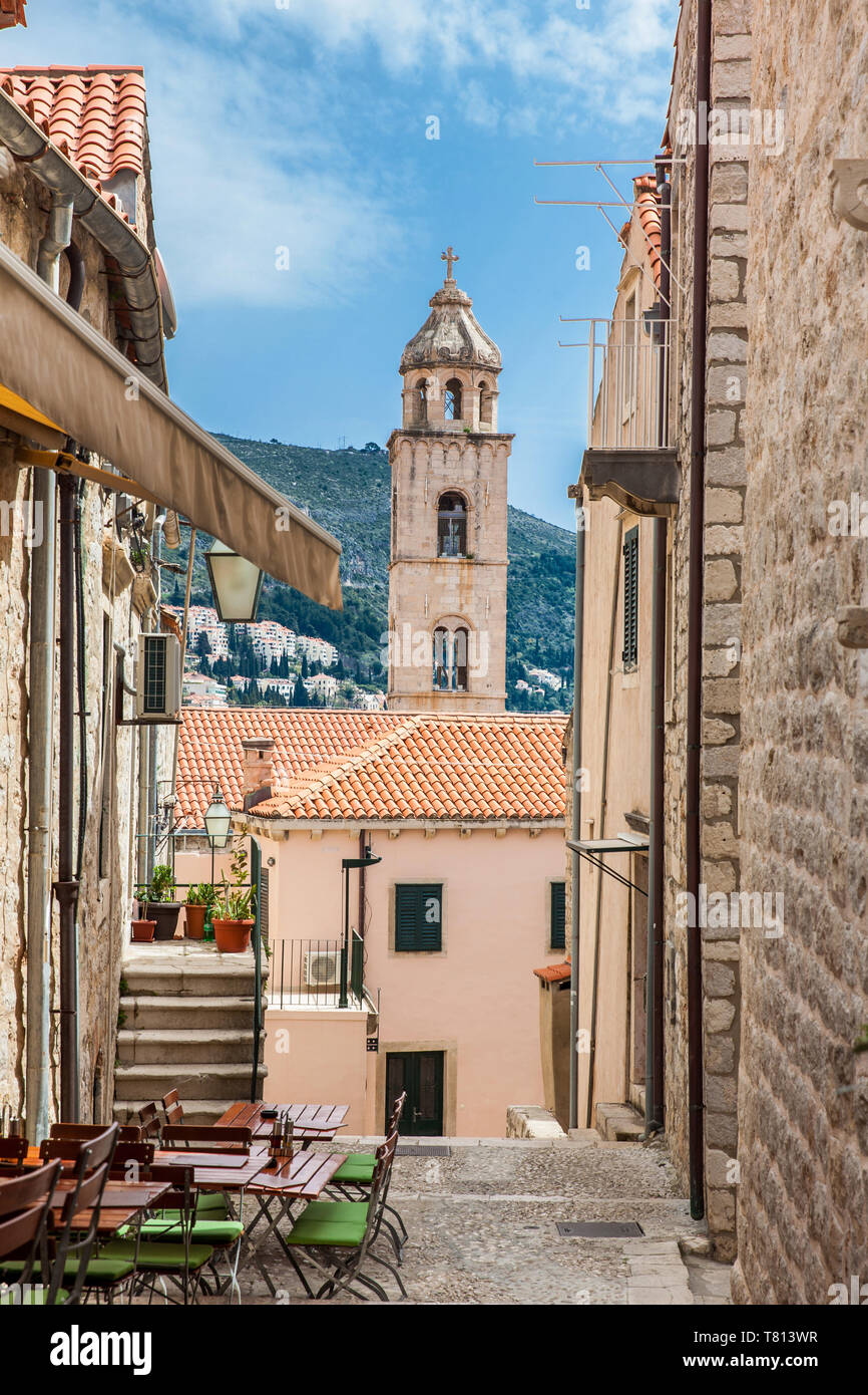 La bellissima ripidi vicoli presso le mura della città vecchia di Dubrovnik Foto Stock