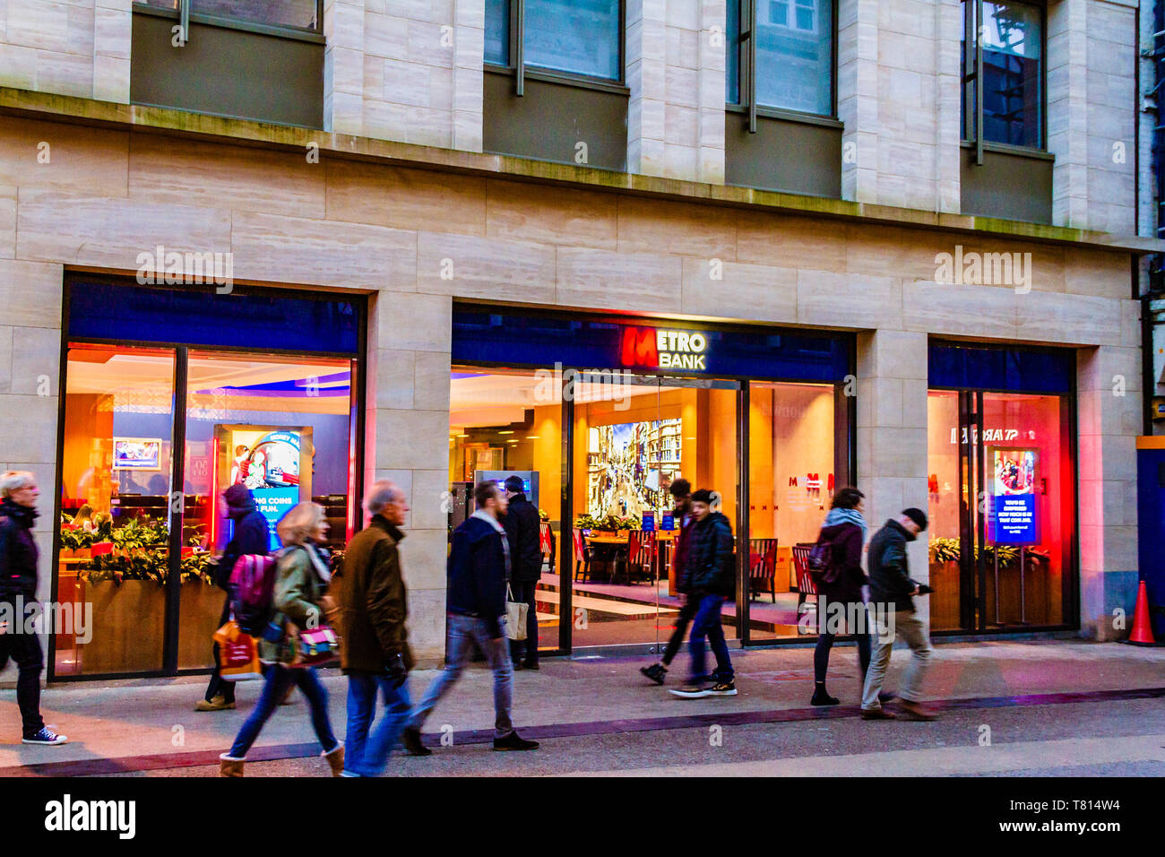 La gente che passa un metro Bank building in Oxford, Regno Unito. Dicembre 2018. Foto Stock