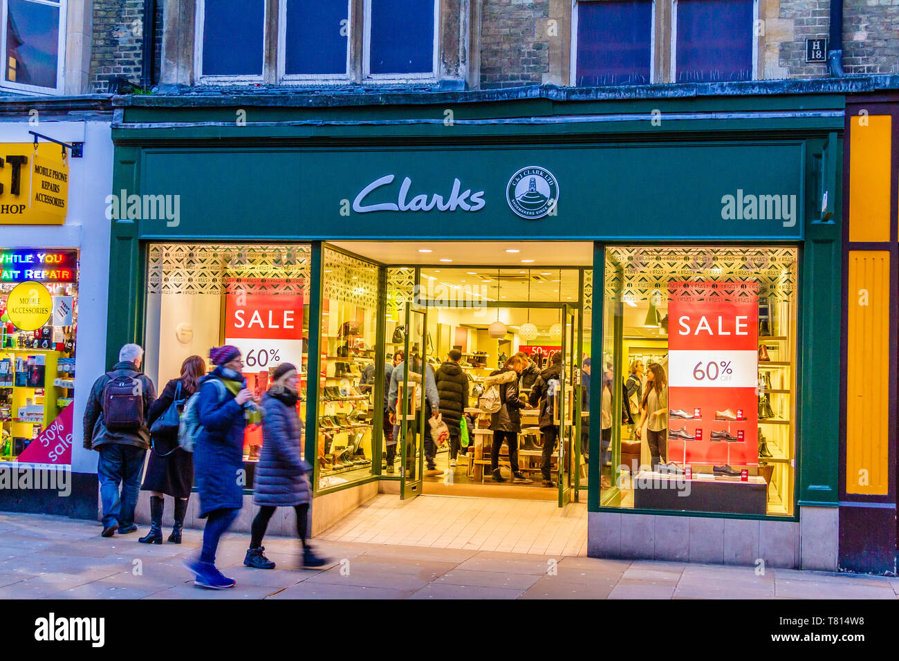 Esterno del negozio di scarpe clarks immagini e fotografie stock ad alta  risoluzione - Alamy