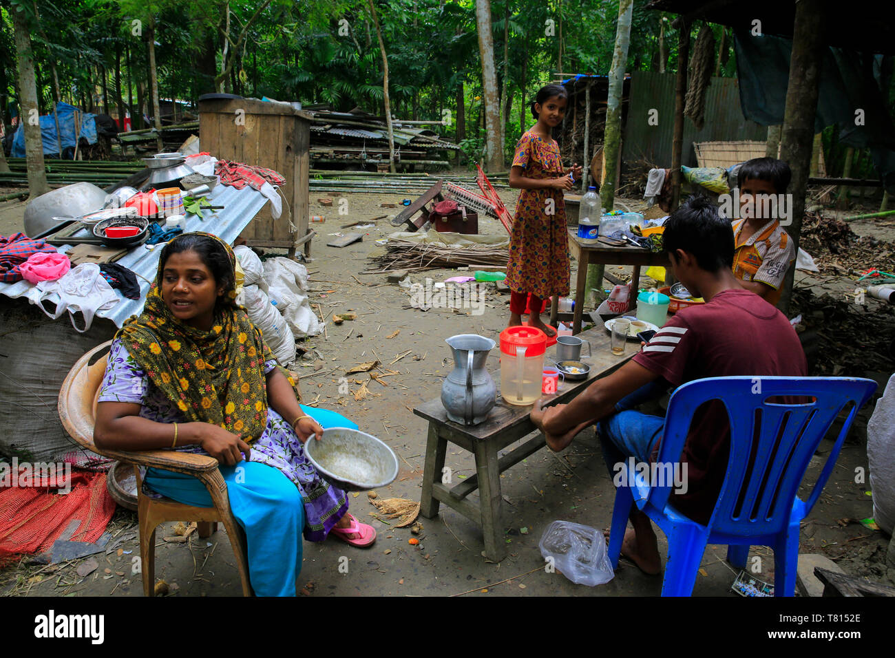 Vittime di Padma l'erosione del fiume rifugiarsi sotto il cielo aperto. Shariatpur, Bangladesh Foto Stock