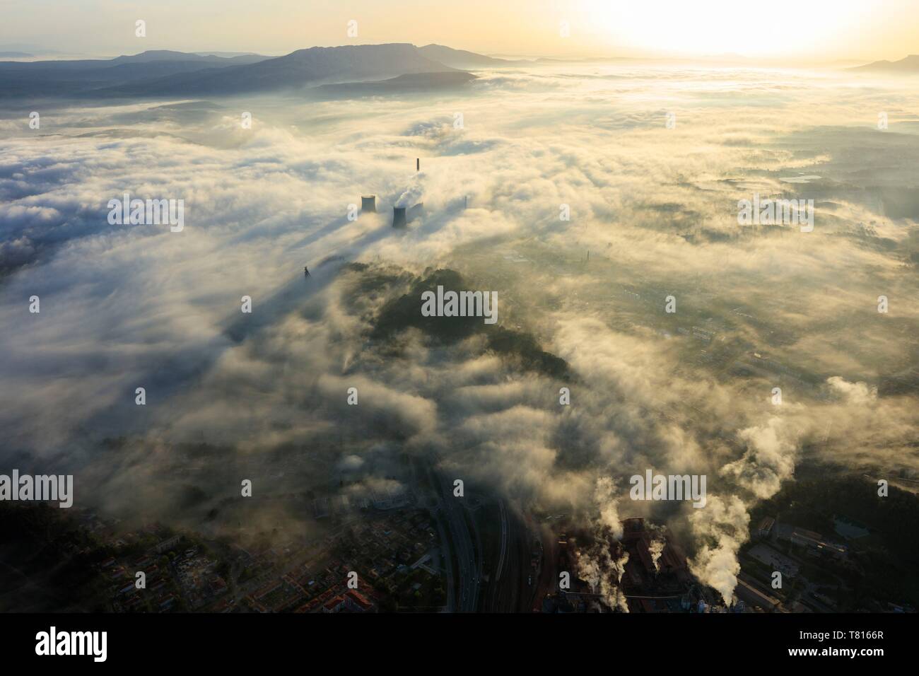 Francia, Bouches du Rhone, Pays d'Aix, Bouc Bel Air, fabbrica di Gardanne in background (vista aerea) Foto Stock