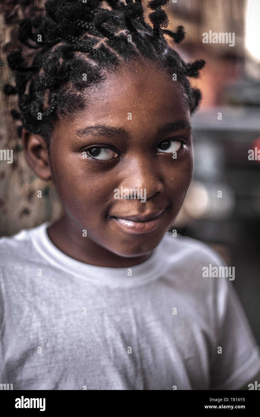 Street ritratto preso in Filadelfia Pennsylvania di un giovane africano ragazza americana Foto Stock