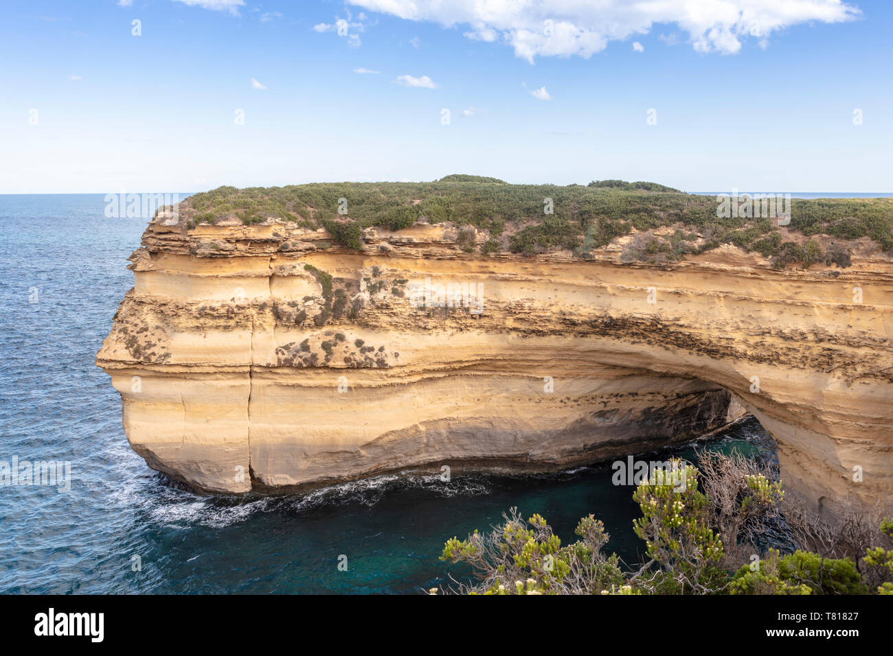 Vista panoramica a fianco della Great Ocean Road in Australia compresi i dodici apostoli di calcare formazioni di stack. Foto Stock