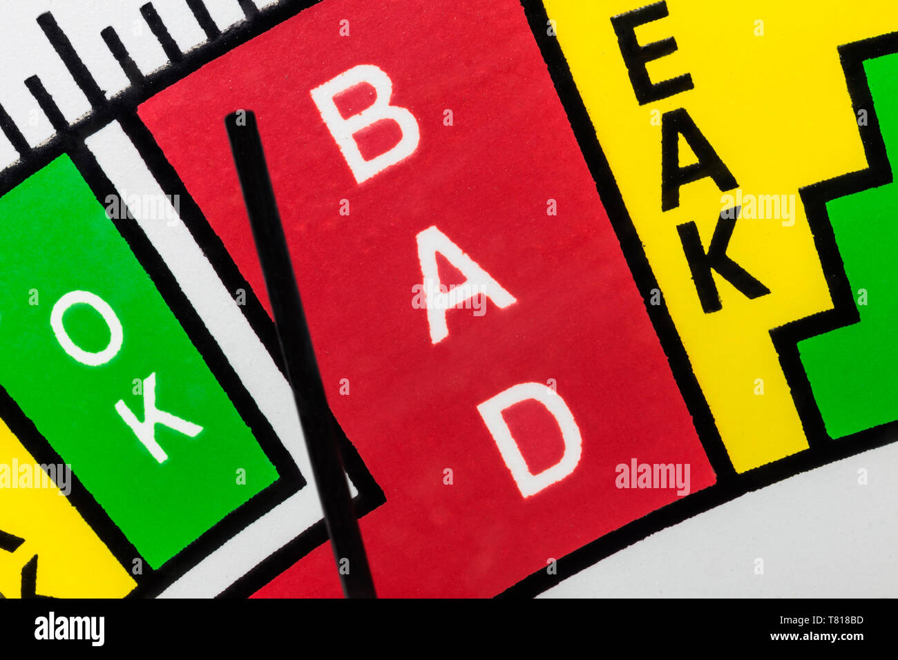 Tester della batteria macro close up dettaglio di ago rivolto verso il male. Foto Stock