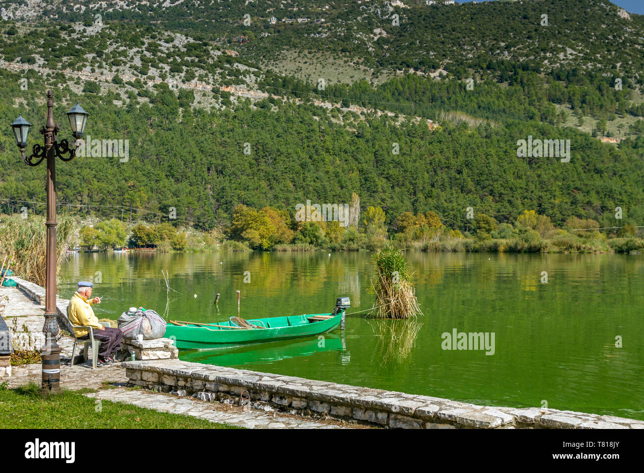 Pesca al lago Pamvotida o Pamvotis, o lago di Ioannina, nella regione Epiro, la Grecia, l'Europa. Foto Stock