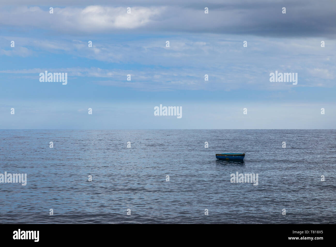 Lonely barca da pesca sulla superficie calma dell'oceano, Tenerife, Isole canarie, Spagna Foto Stock