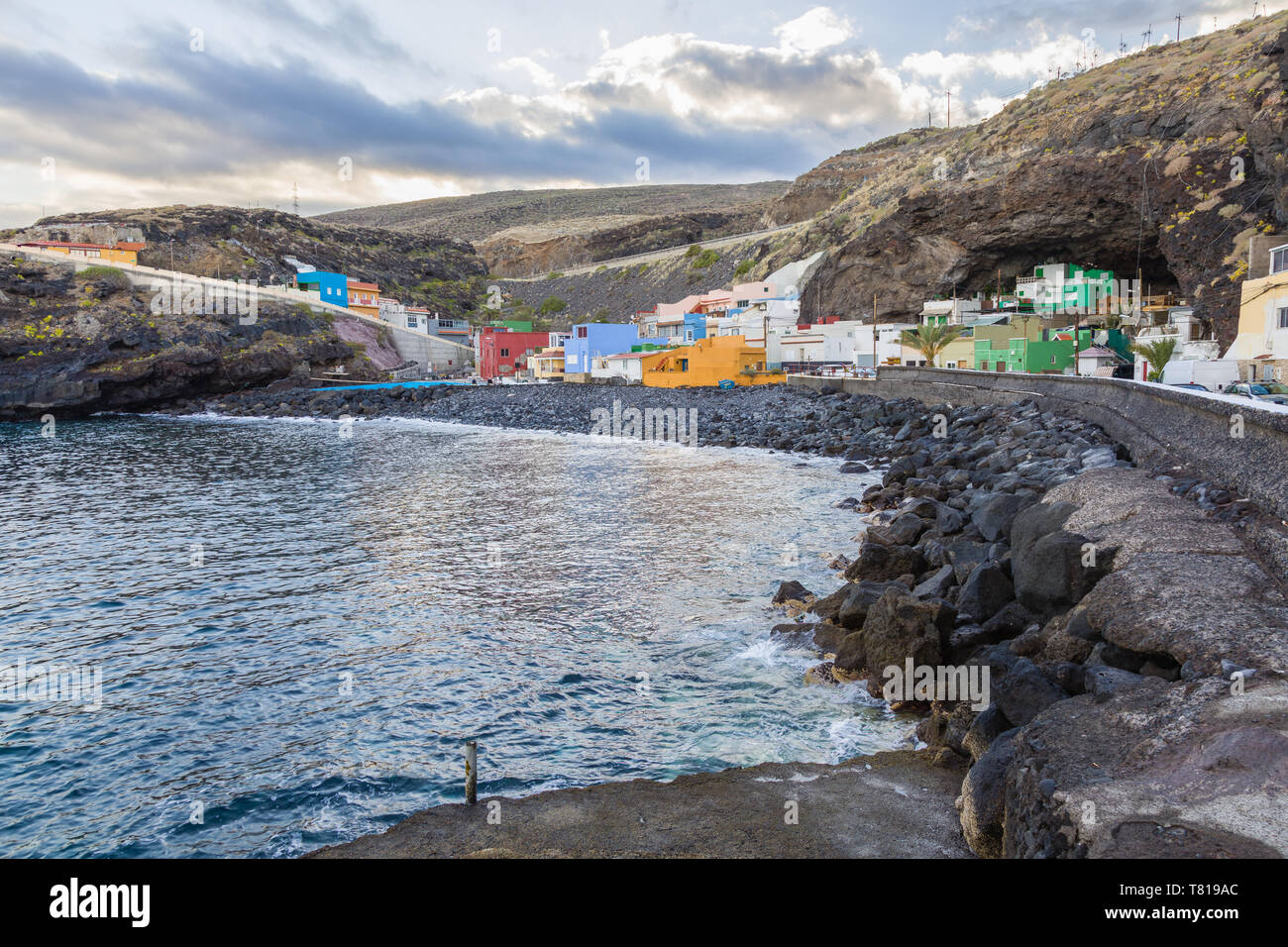 Il pittoresco villaggio di Los Barrancos sulla costa atlantica. Tenerife, Isole Canarie, Spagna Foto Stock