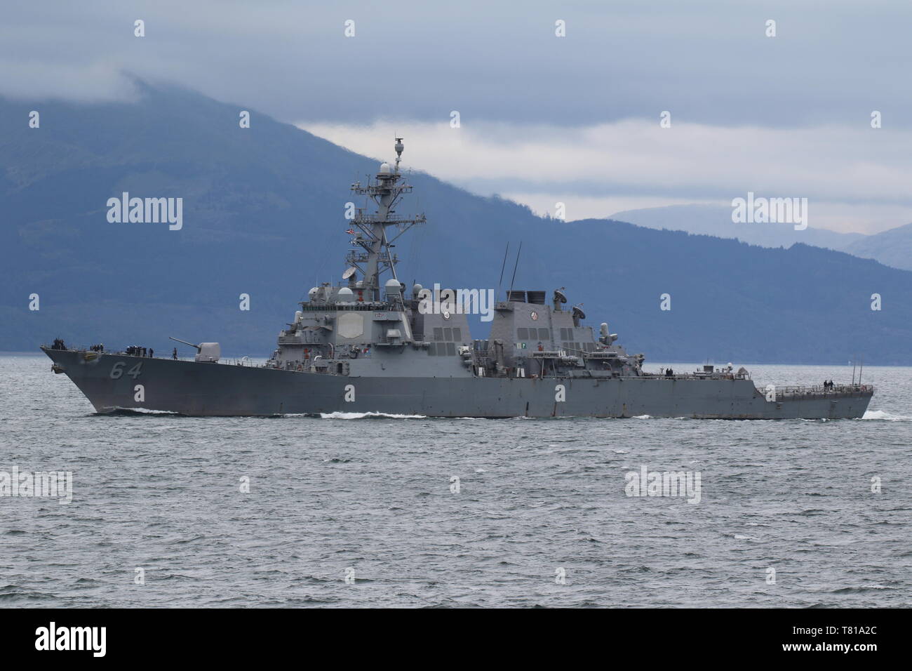 USS Carney (DDG-64), un Arleigh Burke-class destroyer azionato dal Navy US, passando Gourock all'inizio di esercizio protezione formidabile 2019. Foto Stock