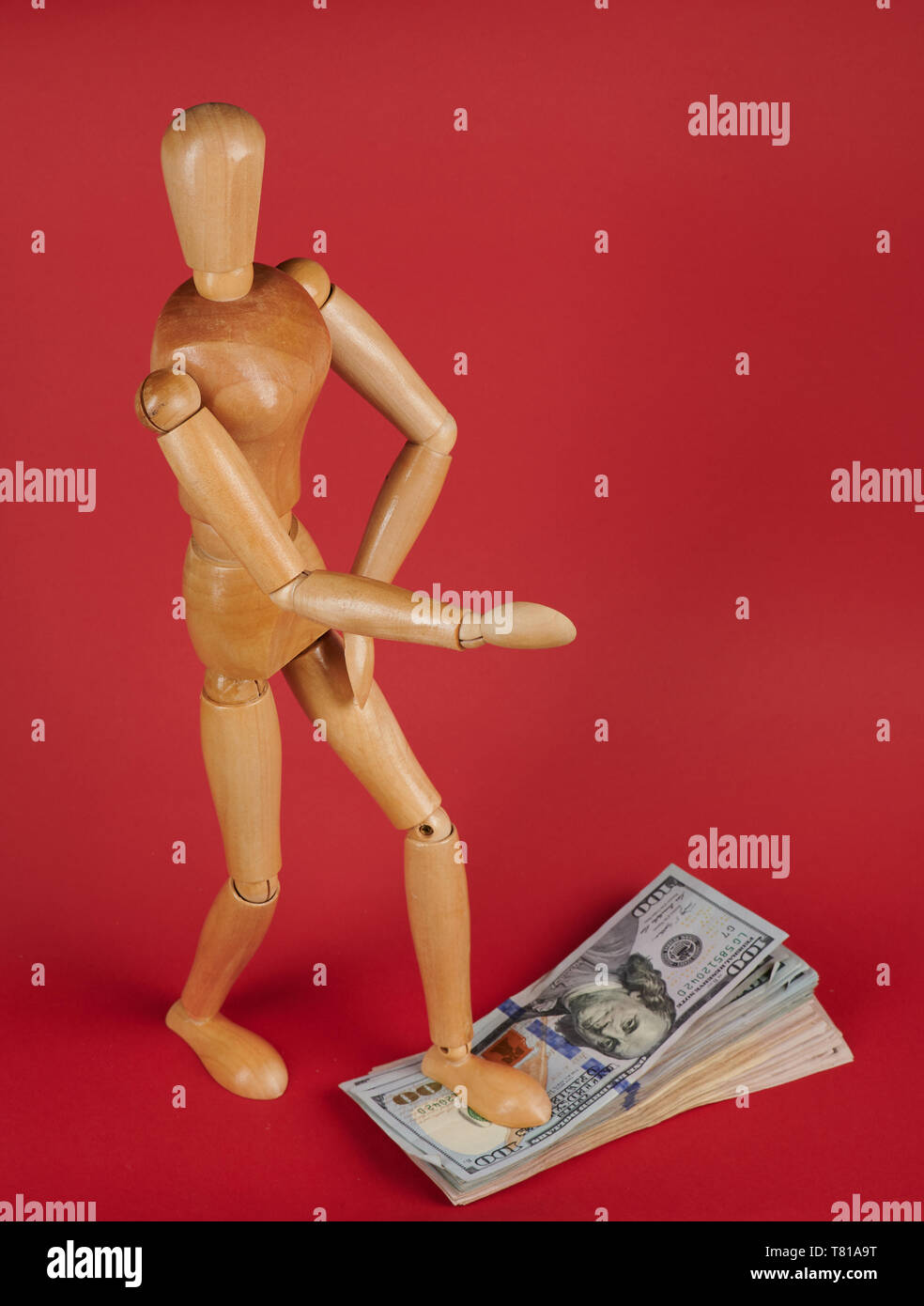 Business partnership tema. Uomo in legno stand sulla pila di denaro con mano nella posa di handshake Foto Stock