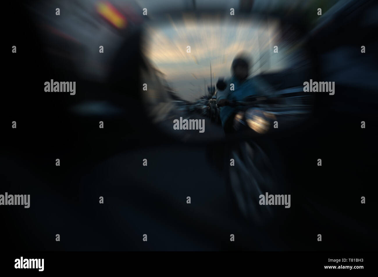 Alla guida di una macchina di notte sfondo sfocato Foto Stock