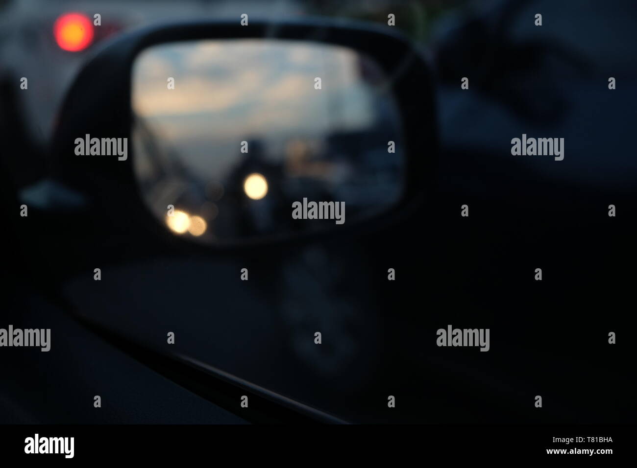 Alla guida di una macchina di notte sfondo sfocato Foto Stock