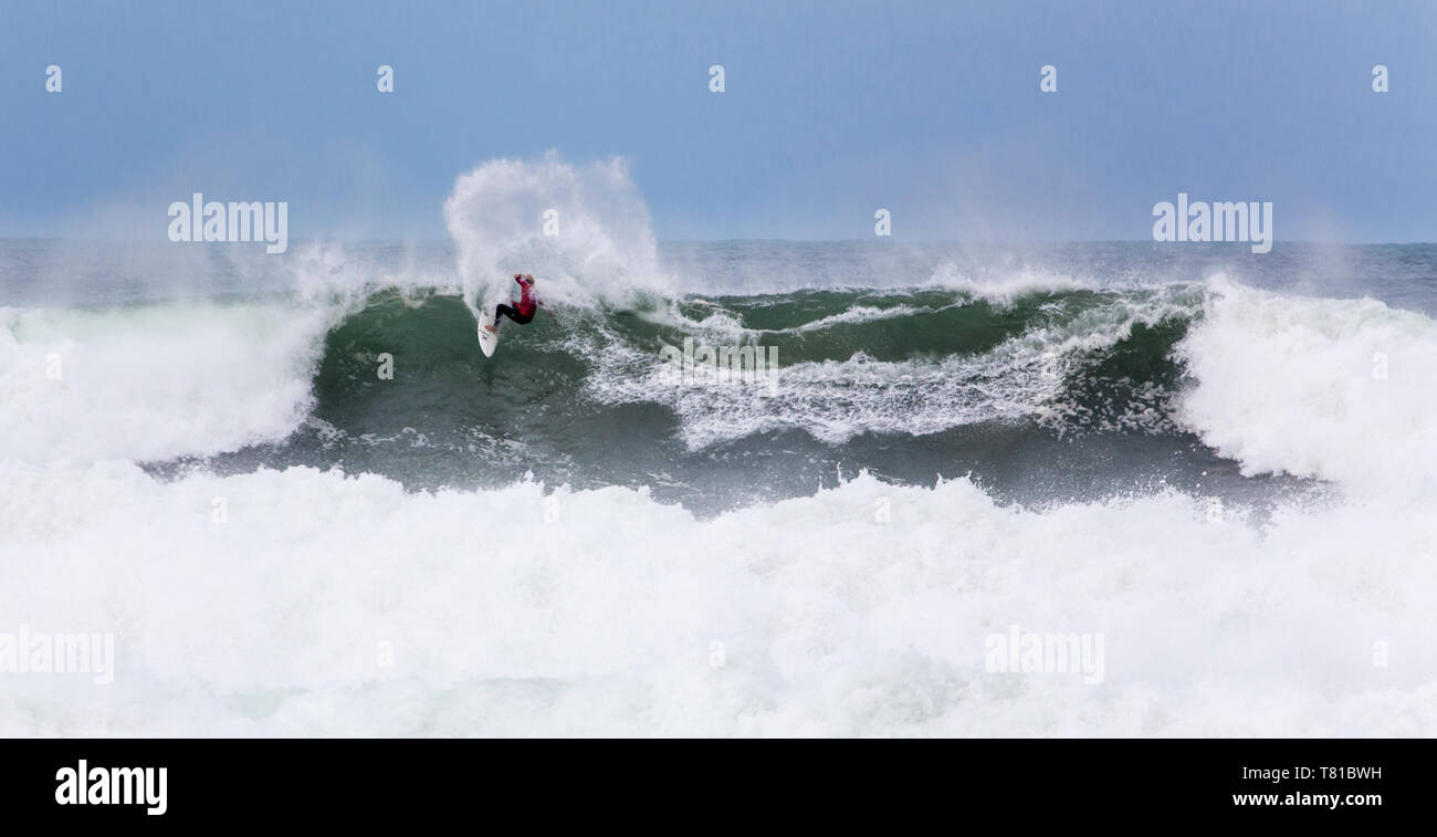 Bells Beach, Torquay/Australia - Aprile 27, 2019: Calore 1 di Rip Curl Pro uomini finale del Mondiale di Surf League, John John Firenze vincendo oltre Filipe Toled Foto Stock