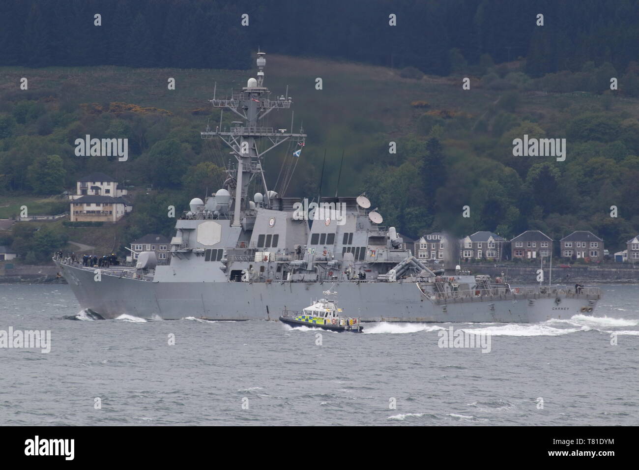La US Navy la USS Carney (DDG-64), un Arleigh Burke-class destroyer, essendo scortato da MDP Lismore durante l'esercizio protezione formidabile 2019. Foto Stock