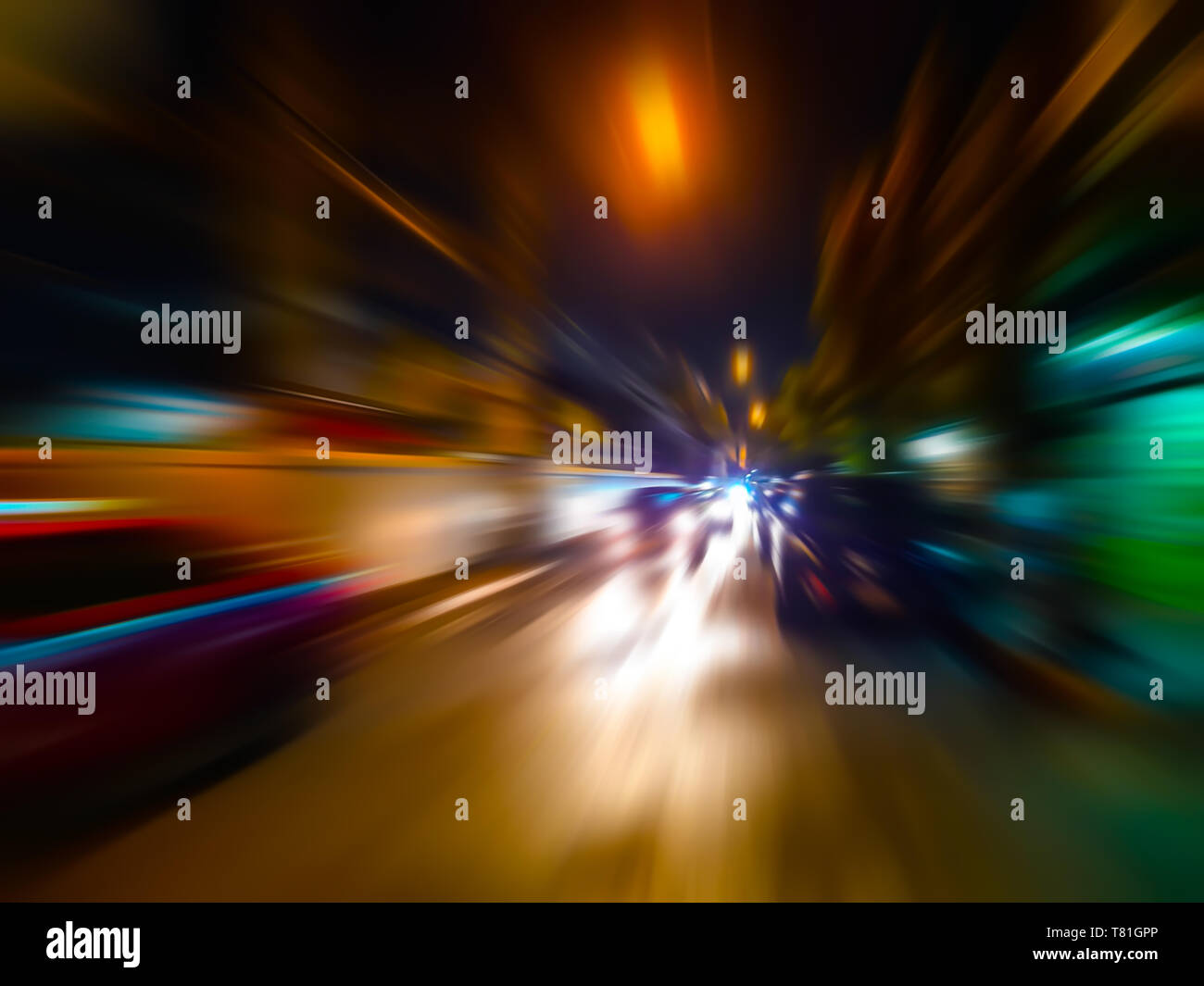 Velocità astratta motion blur in città sulla strada di notte e luce al neon. Foto Stock