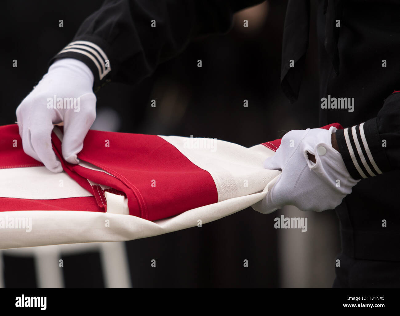 La piegatura della bandiera americana Foto Stock